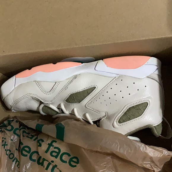 Hi you guys I have a shoe for sell it is a Michael Jordan shoe so if you want it - Picture 2 of 7